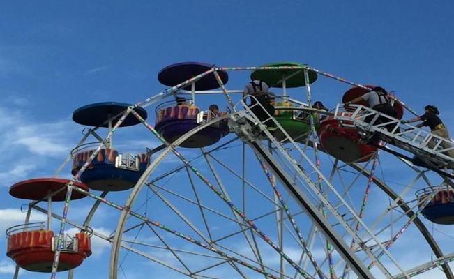 Caen tres personas de una rueda de la fortuna en Estados Unidos