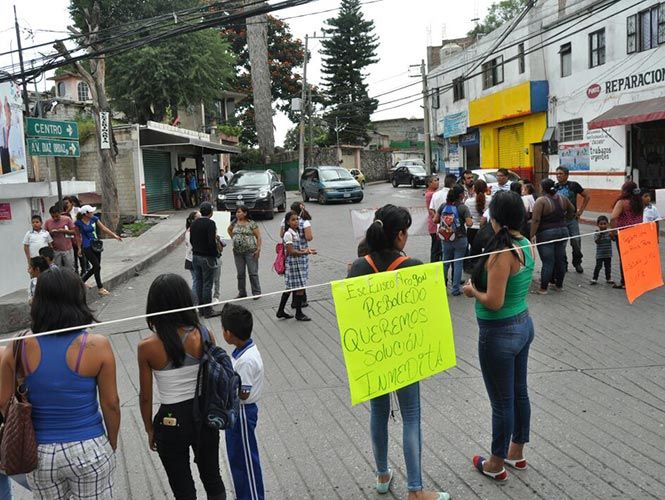 Bloquean calles por falta de maestros