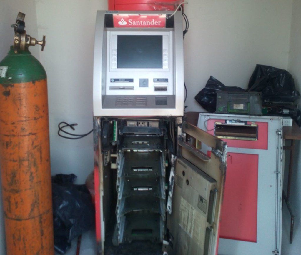 Cachan a ladrones robando un cajero ATM