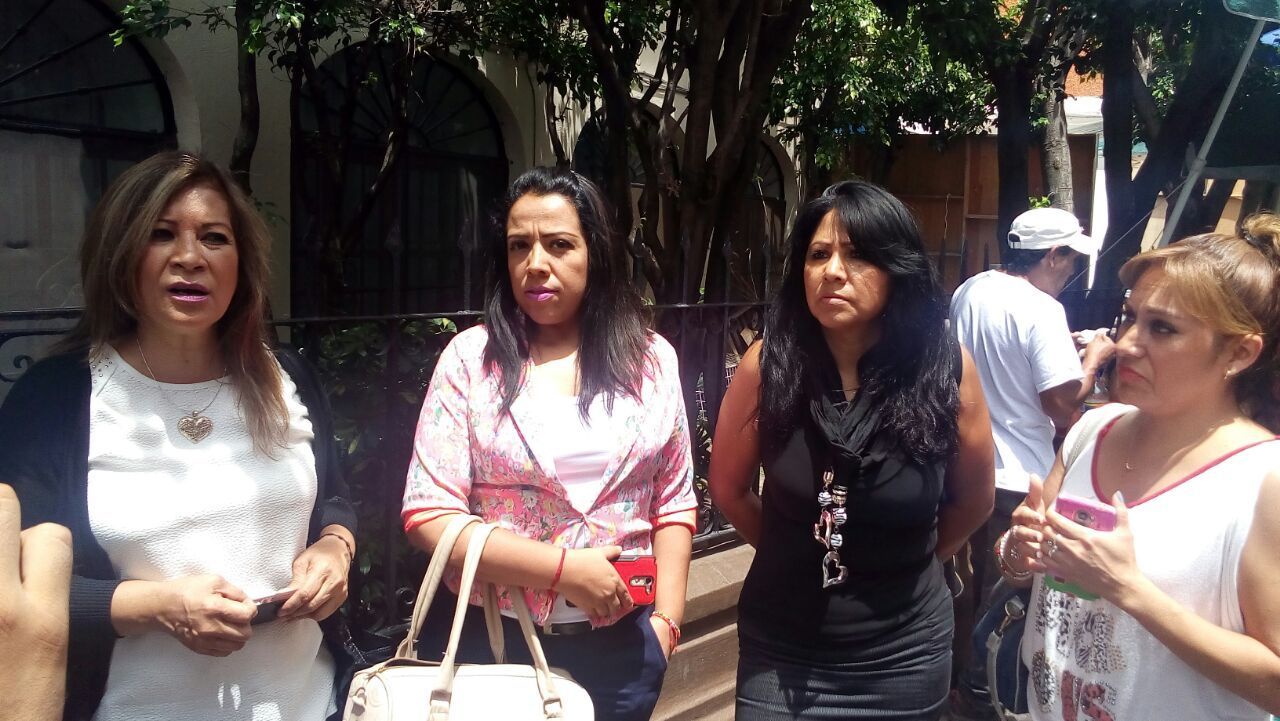 Contratan edecanes extranjeras para el Congreso local