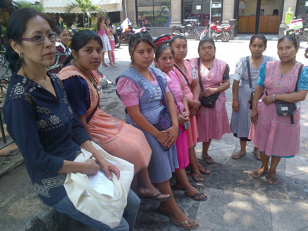 Regresarán artesanas al centro