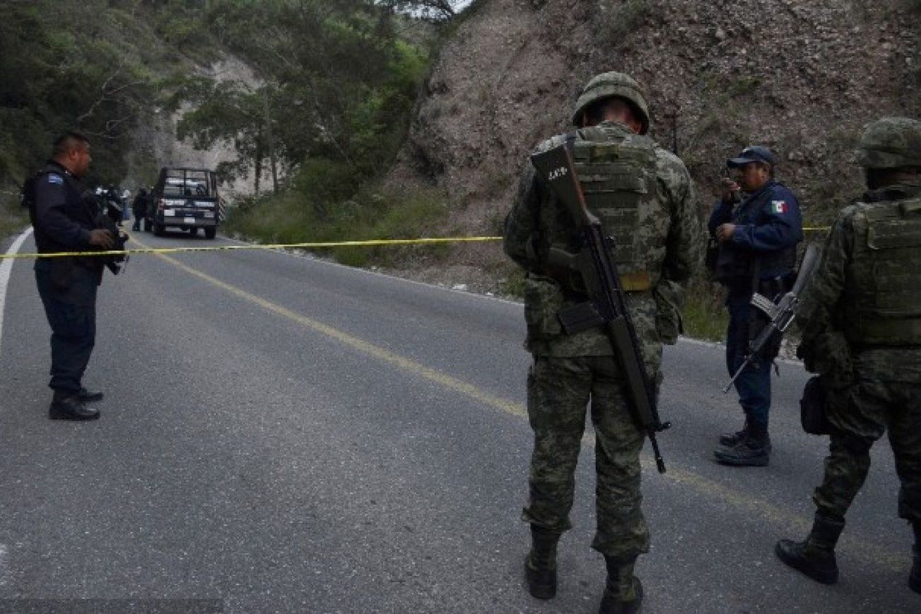 Matan a cinco personas en asalto a combi en Guerrero