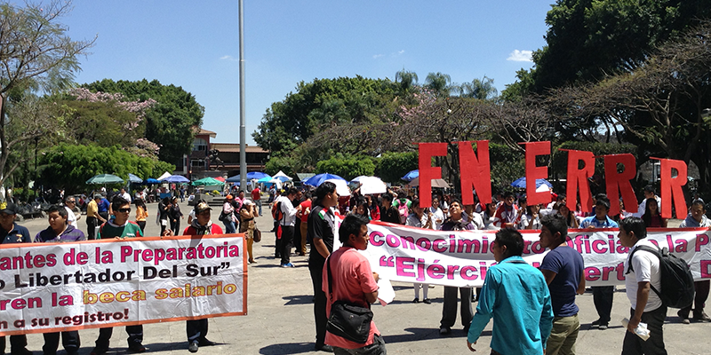Se manifiestan antorchistas en Plaza de Armas