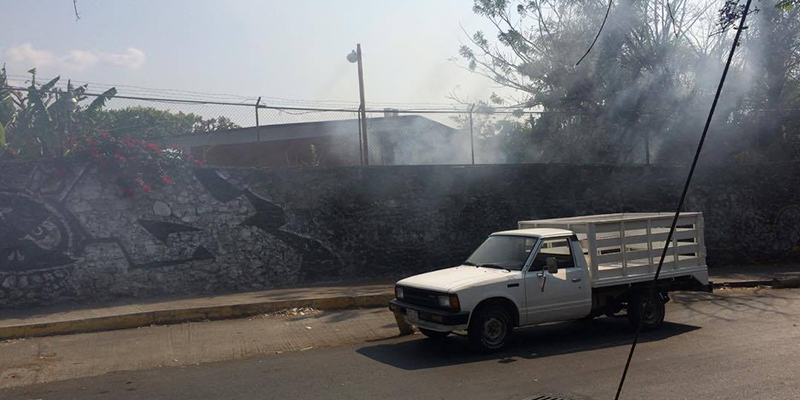Queman basura al interior de una secundaria