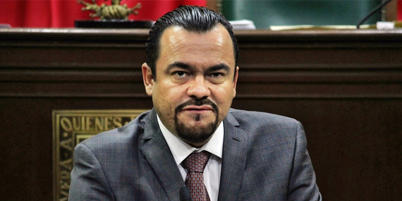 Propone diputado cárcel por utilizar el celular al conducir