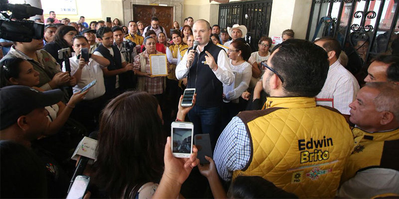 Levantan plantón trabajadores del Gobierno del Estado y celebran con los diputados