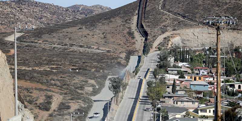 Manos “mexicanas” refuerzan muro