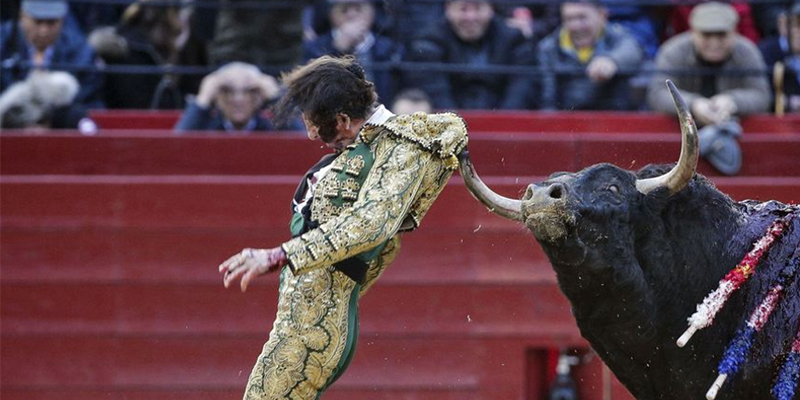Sufre Padilla dos cornadas en Valencia