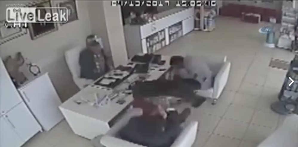 Vuela llanta y golpea a una persona