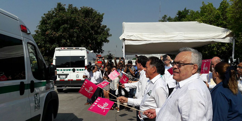 Entregan ambulancias al IMSS