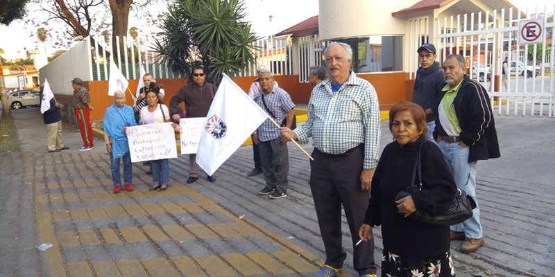 Se manifiesta ANUEE en las oficinas de CFE
