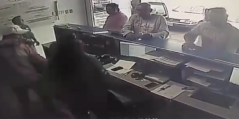 Asaltan negocio en avenida Morelos