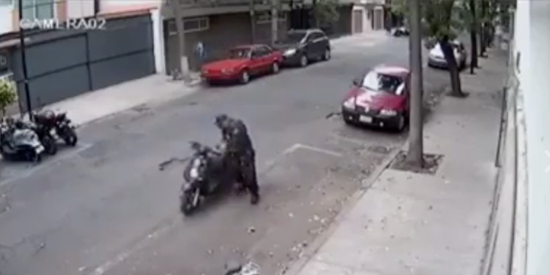Captan a policía moviendo una moto para ser infraccionada en la CDMX