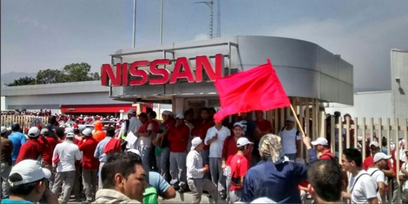 Sacan banderas rojinegras en Nissan, planta Civac.