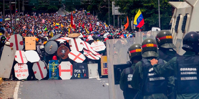 Suman 35 muertos por protestas contra Maduro en Venezuela