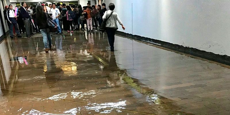 Se forman ‘cascadas’ en el metro de la CDMX