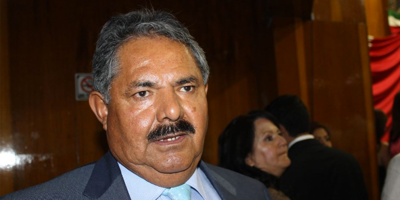 Arremeten contra Escamilla