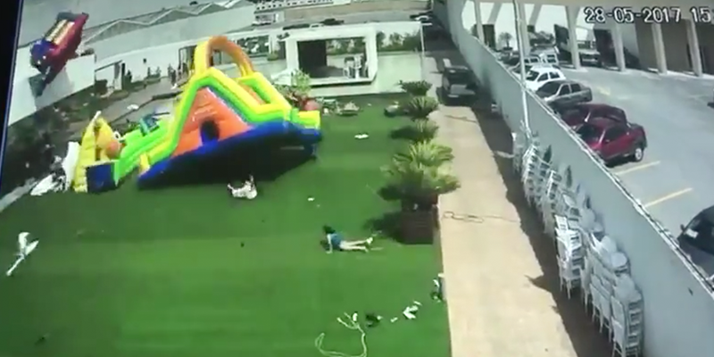 Ventarrón arrastra juegos inflables en San Luis Potosí