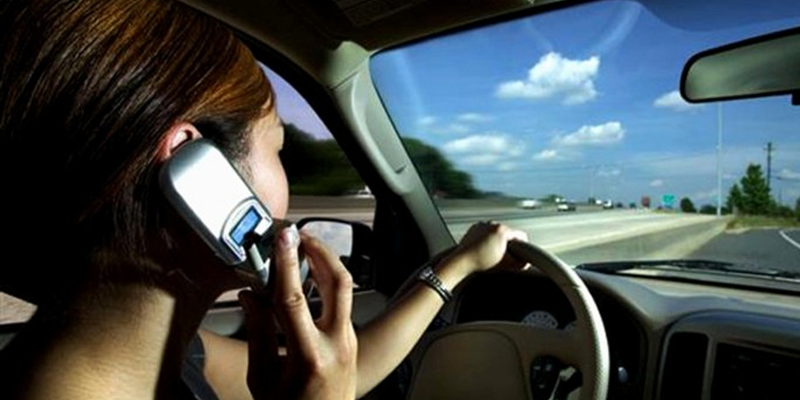Cárcel por conducir y utilizar el celular