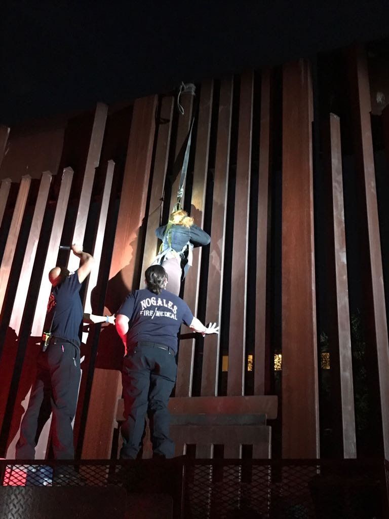 Polleros abandonan a mujer colgada en el muro