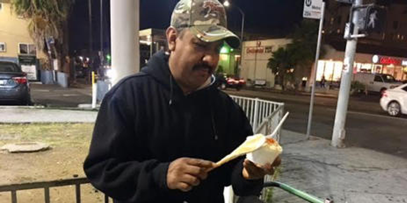 Argentino le tira carrito de elotes a mexicano