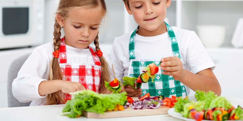 Ayuda a tus hijos a comer sano