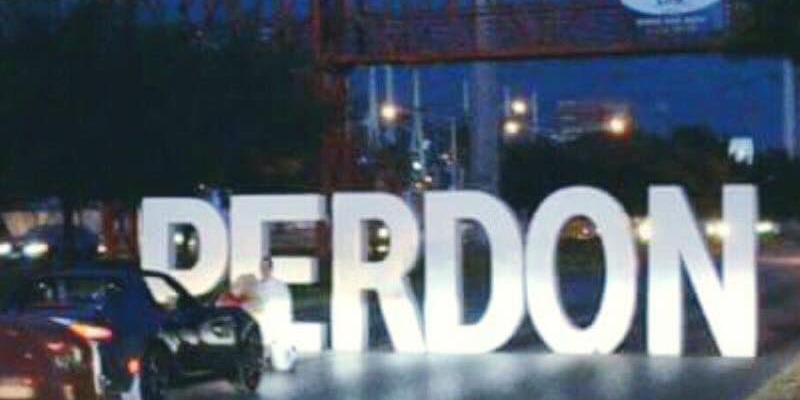 Cierra avenida con letrero gigante de “Perdón”