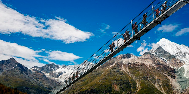 Estrena Suiza el puente colgante más largo del mundo