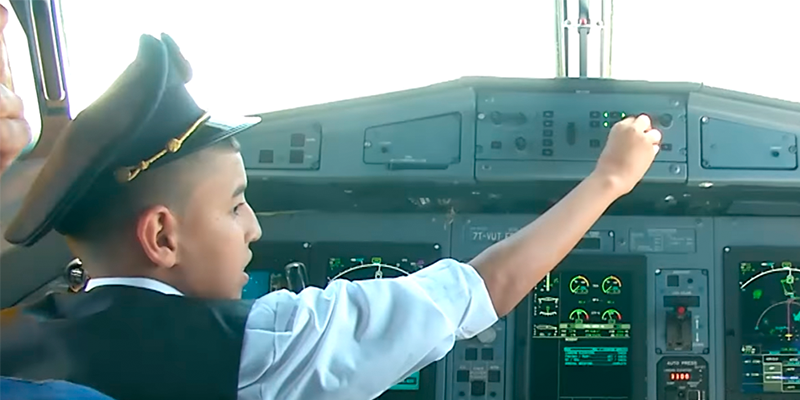 Dejan volar avión a niño y suspenden a pilotos