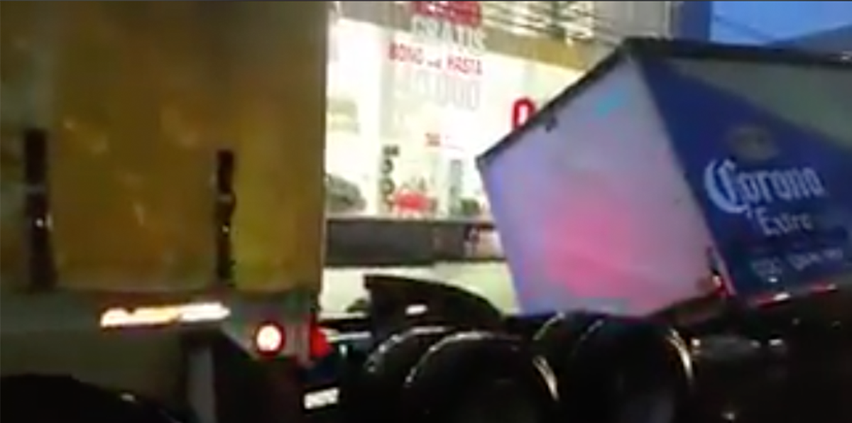 Vuelca caja de tráiler que transportaba cerveza