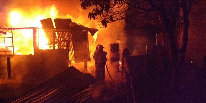 Se incendia bodega en Temixco