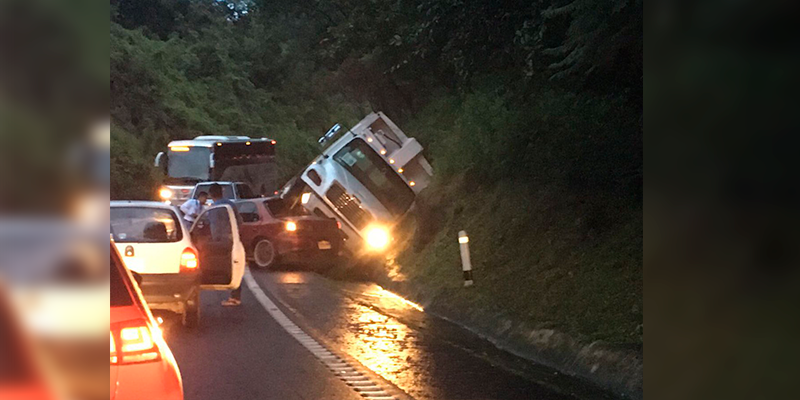 Accidente en La Pera-Cuautla deja dos heridos