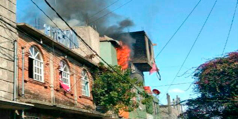 Fallecen tres tras incendio