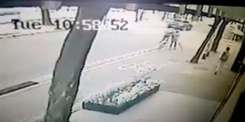 Ciclista atropella a mujer que barría la avenida