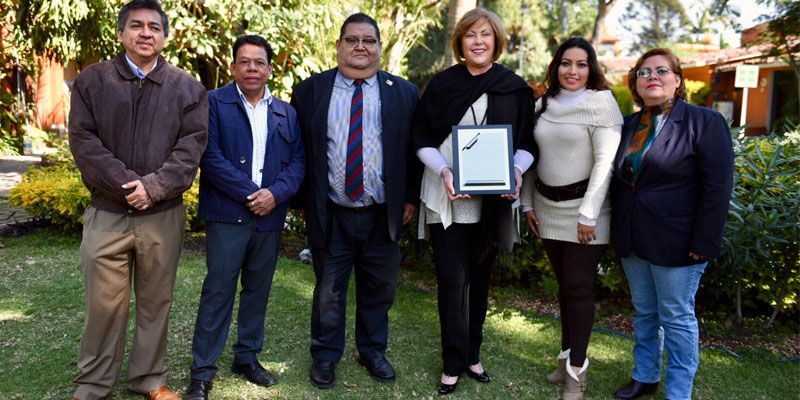 Dan reconocimiento a Elena Cepeda