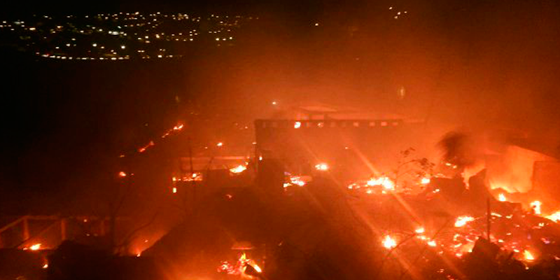 Arrasa incendio con 15 casas