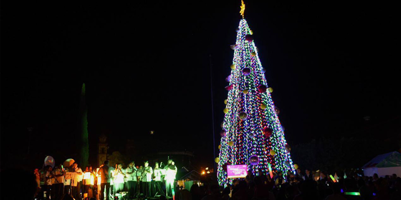 Encienden árbol en Tepalcingo