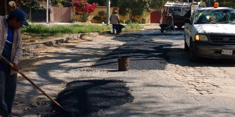 Bacheo en carretera federal