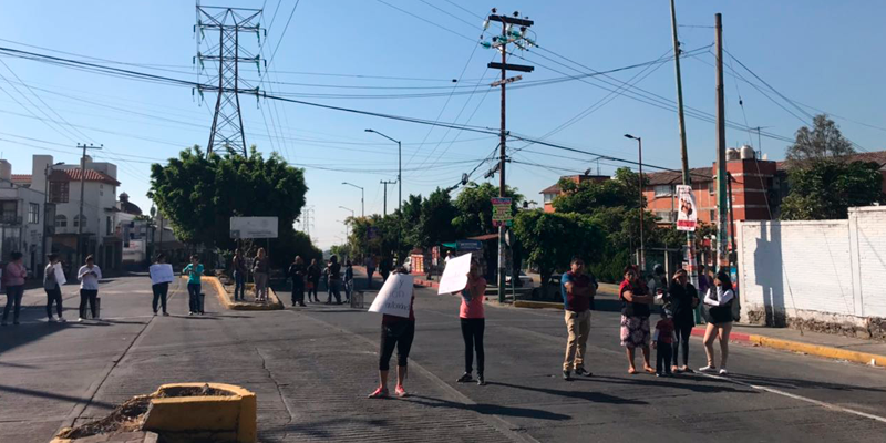 Protestan padres de familia