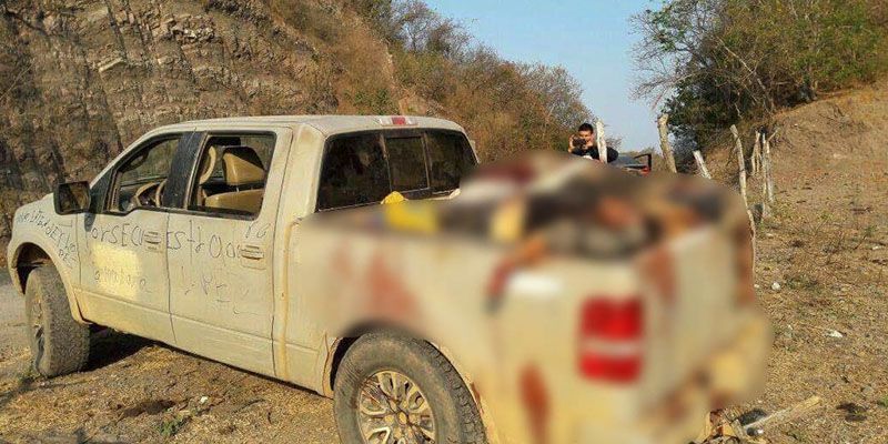 Encuentran sin vida a 8 en camioneta