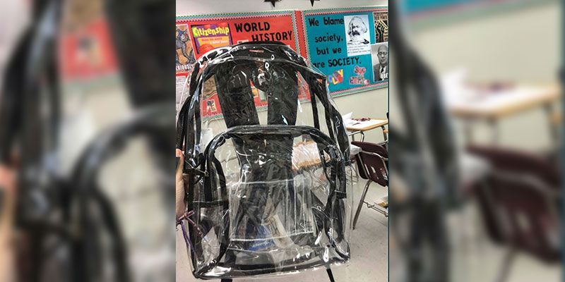 Llevarán mochilas de plástico por tiroteos