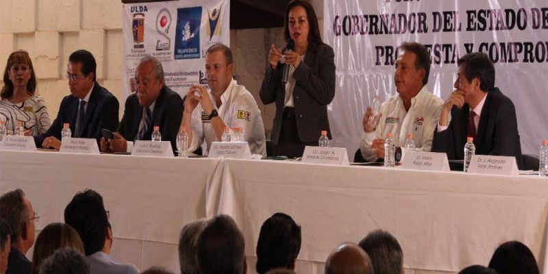 Asisten candidatos a gubernatura a foro organizado por asociaciones  civiles