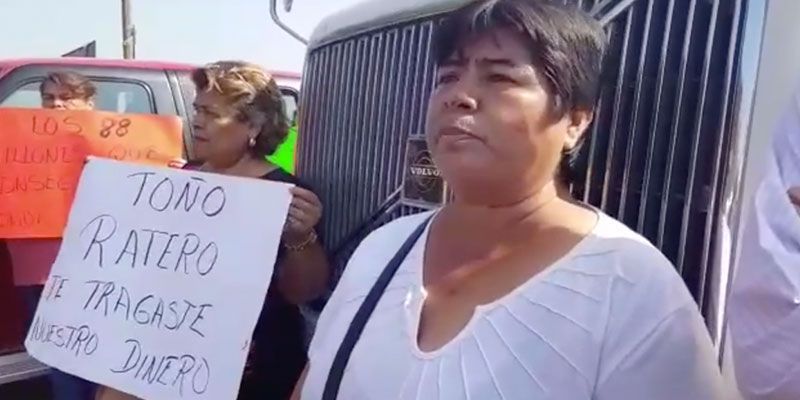 Bloqueo en Ayala por adeudo de quincenas y aguinaldo