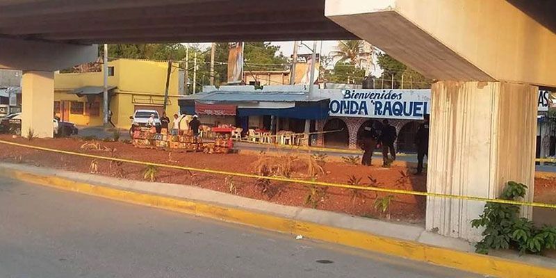 Atacan talachería y muere mujer
