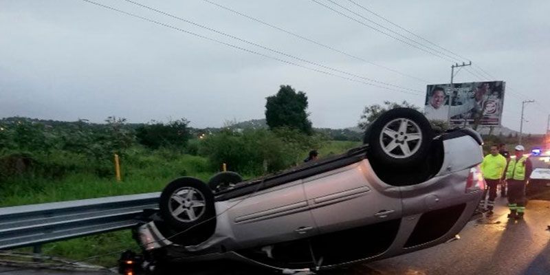 Vuelca automóvil