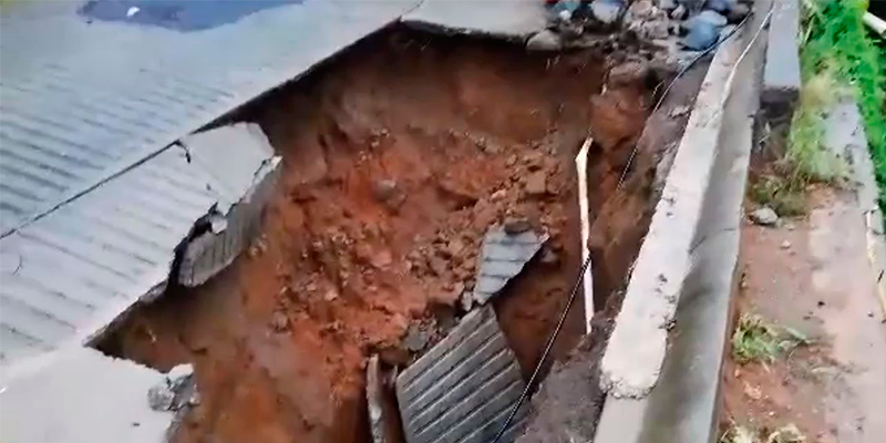 Piden reparación de socavón