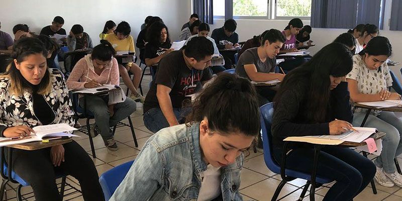 Mil 500 buscan entrar a la UPEMOR