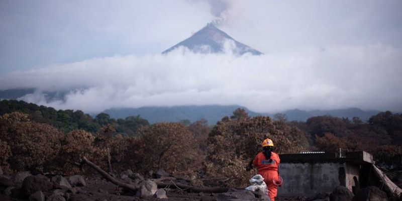 Detienen la búsqueda de víctimas del volcán de fuego