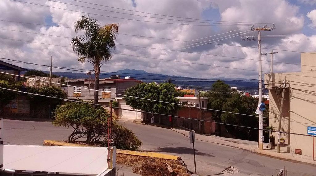 Sacan camioneta de barranca