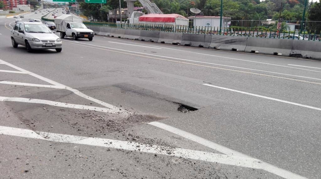 Vuelve a hundirse “bache” reparado en paso exprés